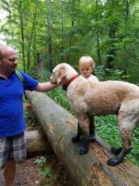 Freddy mit schwarzen Pfoten